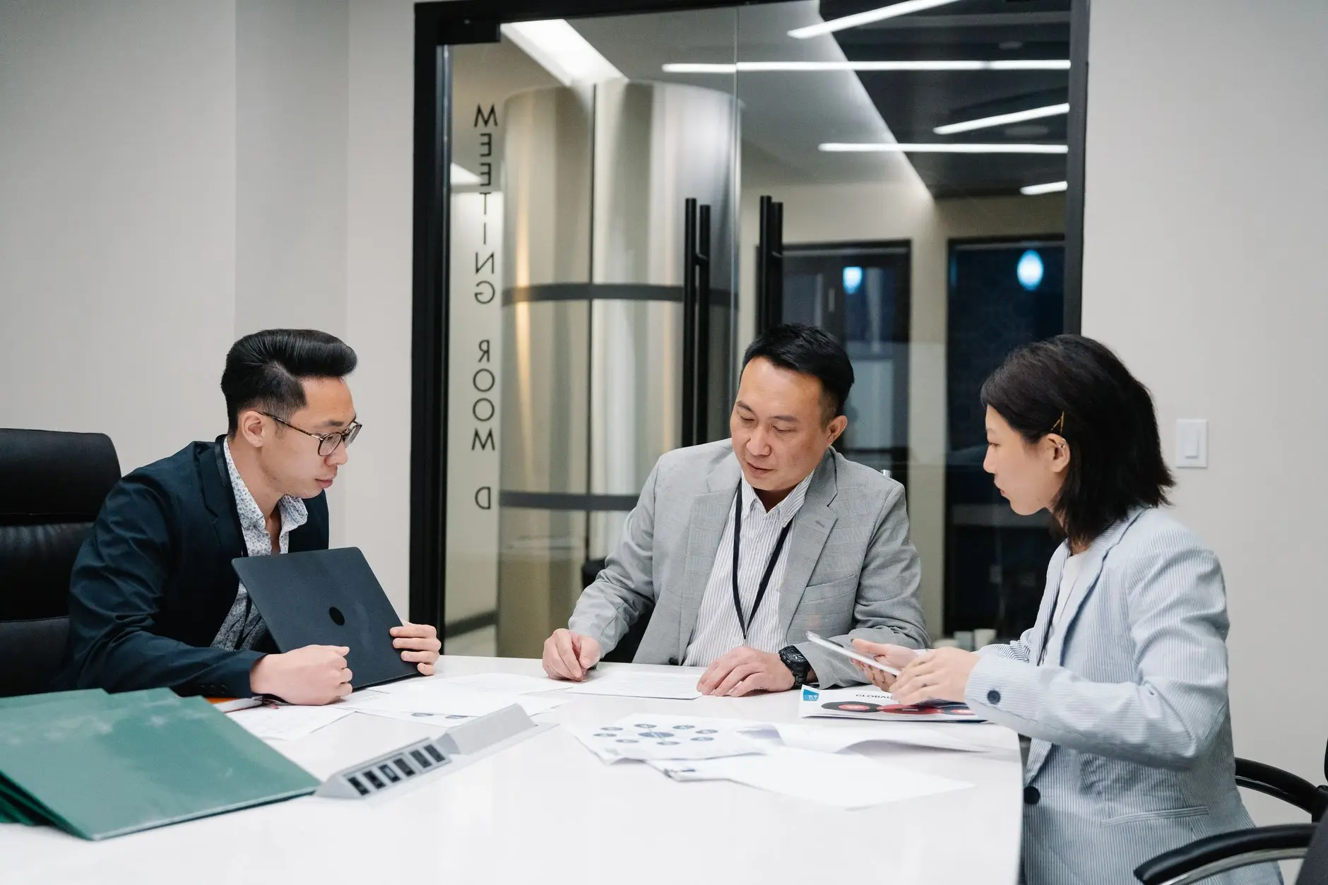 护肤美妆行业最新原料安全标准与合规要点解析