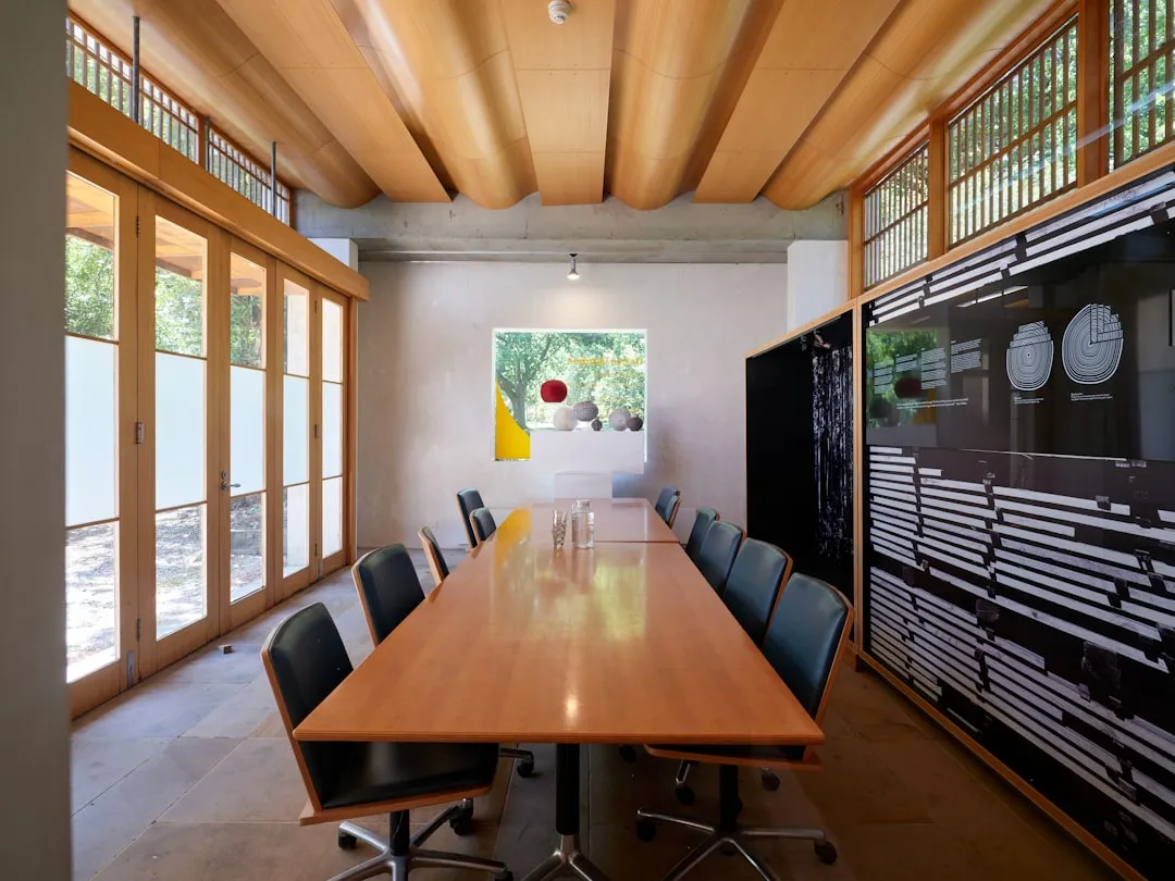 彩妆工具材质对妆效影响的技术对比与选型建议